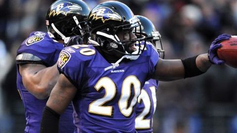 El jugador de Baltimore Ravens Ed Reed celebra su recepción durante el juego ante Houston Texans.