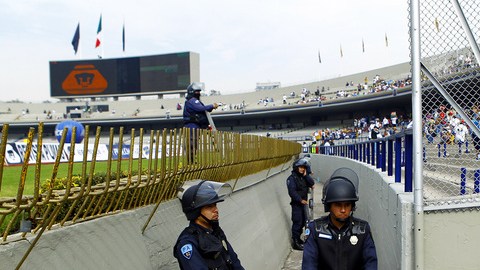 Personal de seguridad monta guardia.