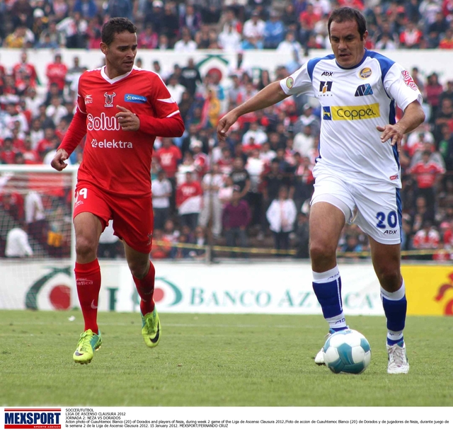 Cuauhtémoc Blanco conduce el balón ante la marca de un elemento de Toros Neza en el duelo que representó el debut de 'Cuau' con su tercer equipo en la Liga de Ascenso.