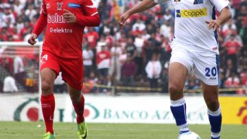 Cuauhtémoc Blanco conduce el balón ante la marca de un elemento de Toros Neza en el duelo que representó el debut de 'Cuau' con su tercer equipo en la Liga de Ascenso.