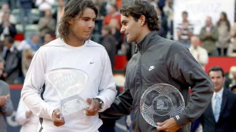 Nadal (izq.) y Federer cuando todo era sonrisas y buenos deseos.