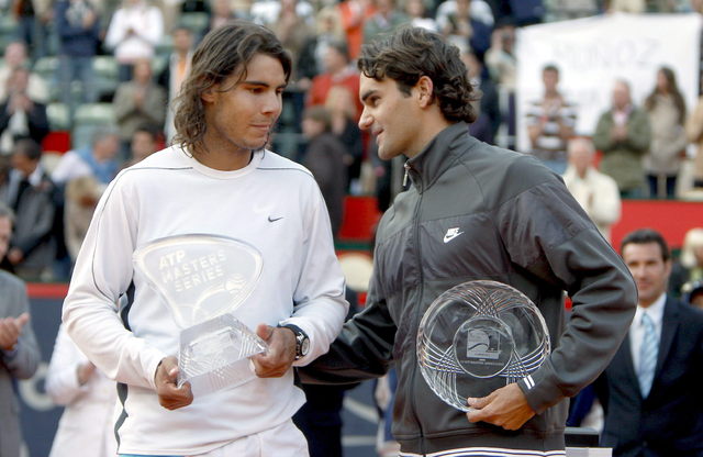 Nadal (izq.) y Federer cuando todo era sonrisas y buenos deseos.