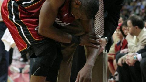 Dwayne Wade es atendido después de una de sus muchas lesiones.