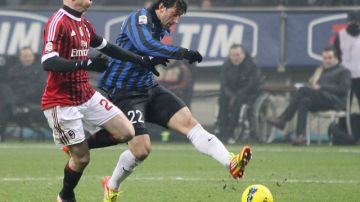 Ignazio Abate cierra tarde y Diego Milito (22) ajusta su remate para anotar el gol de la victoria de Inter.