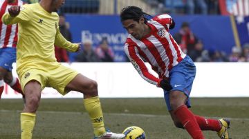Radamel Falcao (der.) maniobra  ante  Joan Oriol, del Villarreal. El ariete colombiano anotó dos goles en la victoria de los 'colchoneros'.