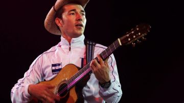 Paul Hughes es de los pocos cantautores hondureños que vive de la música en su país; interpreta 'una especie de fusión latina'.