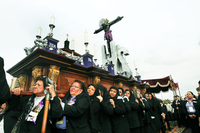 La réplica angelina del Cristo Negro, conocida como "Cristo Mojado", despierta gran devoción entre guatemaltecos y personas de otras nacionalidades.