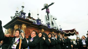 La réplica angelina del Cristo Negro, conocida como "Cristo Mojado", despierta gran devoción entre guatemaltecos y personas de otras nacionalidades.