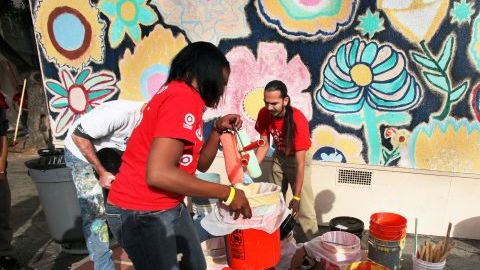 El Alcalde Antonio Villaraigosa y más de 1,000 voluntarios realizan varios proyectos en la escuela primaria Los Feliz.