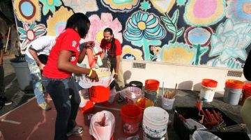 El Alcalde Antonio Villaraigosa y más de 1,000 voluntarios realizan varios proyectos en la escuela primaria Los Feliz.