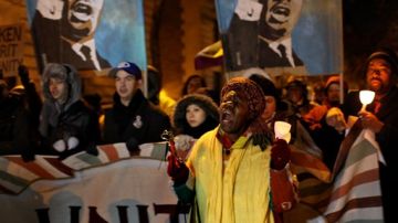 Un grupo de indignados se sumó anoche a los neoyorquinos que rinden homenaje a Martin Luther King.
