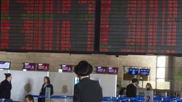 Un judío ultraortodoxo mira una pantalla de información de vuelos de la aerolínea El Al en el aeropuerto Ben Gurion en Lod.