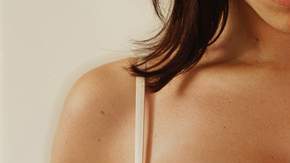 Las mujeres latinas se encuentran entre las que más se hacen implantes mamarios.