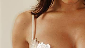 Las mujeres latinas se encuentran entre las que más se hacen implantes mamarios.