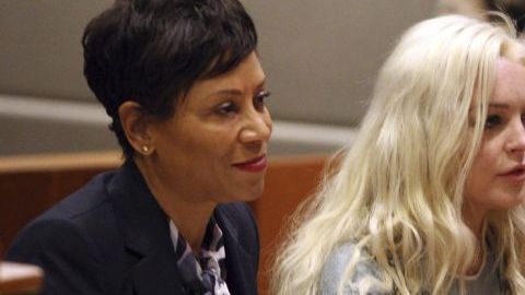 La actriz estadounidense Lindsay Lohan y su abogada Shawn Holley asisten a una audiencia sobre la libertad condicional en un tribunal de Los Ángeles.