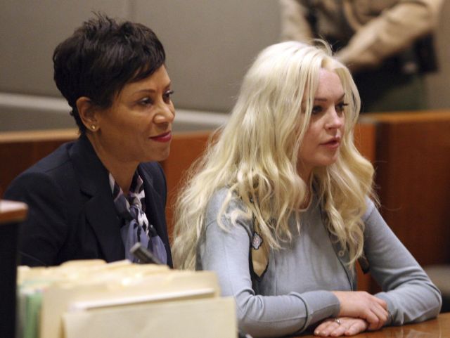 La actriz estadounidense Lindsay Lohan y su abogada Shawn Holley asisten a una audiencia sobre la libertad condicional en un tribunal de Los Ángeles.