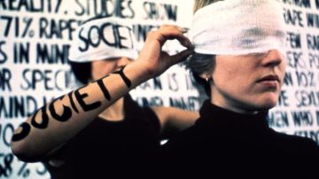 Esta fotografía de la obra 'Mitos de la violación' (1977) se tomó durante la presentación de la obra 'Three Weeks in May', de la artista Suzanne Lacy.