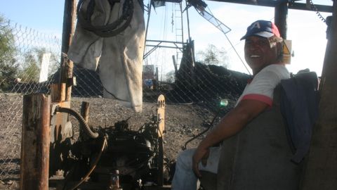 Un minero al salir de su centro de trabajo en el pocito Agujitas. Su salario promedio es de 60 dólares por semana.