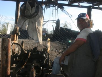 Un minero al salir de su centro de trabajo en el pocito Agujitas. Su salario promedio es de 60 dólares por semana.