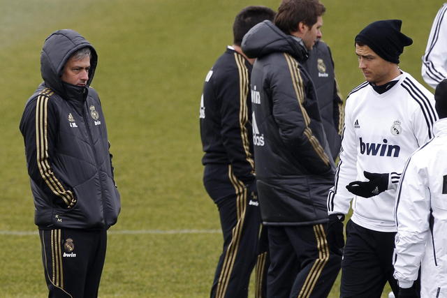 José Mourinho (izq.), entrenador del Real Madrid, y Cristiano Ronaldo conversan durante el entrenamiento de ayer en Valdebebas.