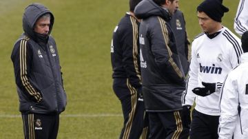 José Mourinho (izq.), entrenador del Real Madrid, y Cristiano Ronaldo conversan durante el entrenamiento de ayer en Valdebebas.
