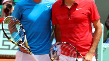 Rafael Nadal (zq.) y Roger Federer han mantenido una gran rivalidad en las canchas que por ahora parece no ascender al plano personal.