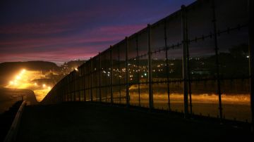Vista tomada de la franja fronteriza de San Diego-Tijuana al lado de la carretera llamado Smuggler's Gulch (Cañón de los contrabandistas).