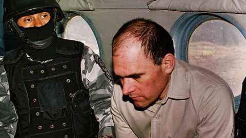 En esta foto tomada en un lugar desconocido, el presunto líder del cártel del Golfo, Osiel Cárdenas, es trasladado para su extradición el 20 de enero 2007.