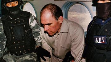 En esta foto tomada en un lugar desconocido, el presunto líder del cártel del Golfo, Osiel Cárdenas, es trasladado para su extradición el 20 de enero 2007.