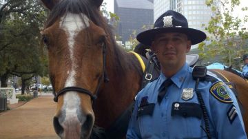 El Departamento de Policía de Houston busca patrocinadores para su unidad montada.
