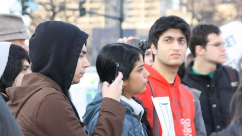 Jóvenes manifestándose en contra de la administración del presidente Barack Obama, en Chicago.