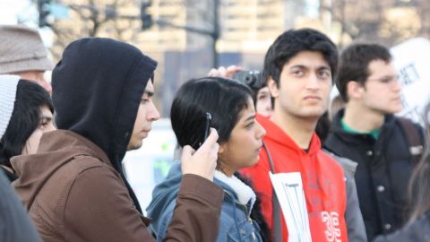 Jóvenes manifestándose en contra de la administración del presidente Barack Obama, en Chicago.