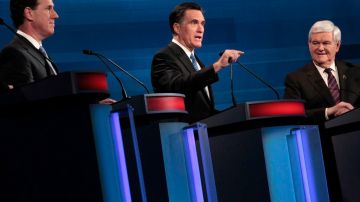 El exgobernador de Massachusetts Mitt Romney habla durante el debate, con el exsendor por Pennsylvania Rick Santorum, a su izquierda, y el ex líder de la Cámara de Representantes  Newt Gingrich a la derecha.