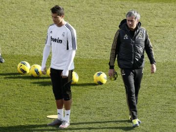 El portugués Jose Mourinho (der.) cuida las espaldas de su compatriota Cristiano Ronaldo, el que espera salga inspirado hoy ante los blaugrana.