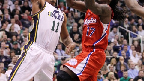 Fortson, de Clippers, intenta ences- tar ante la marca de Watson.