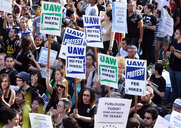 Estudiantes ha protestado y continuarán hacióndolo, debido al aumento de los costos de los estudios universitarios en California.