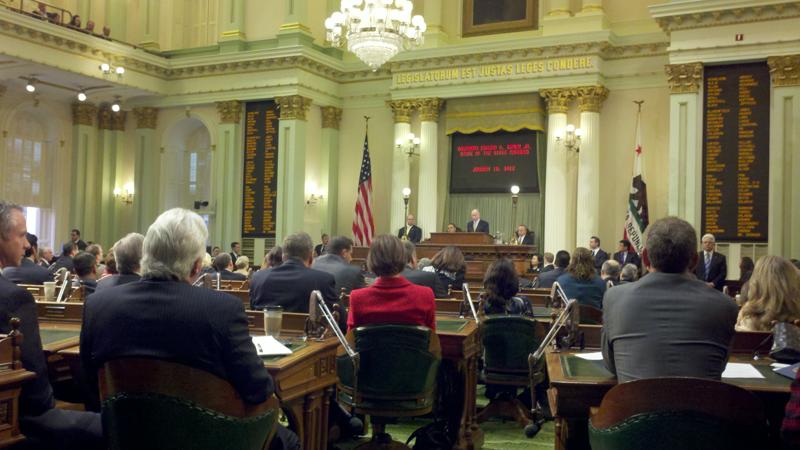 El gobernador Jerry Brown presenta el informe al pleno de la Asamblea.
