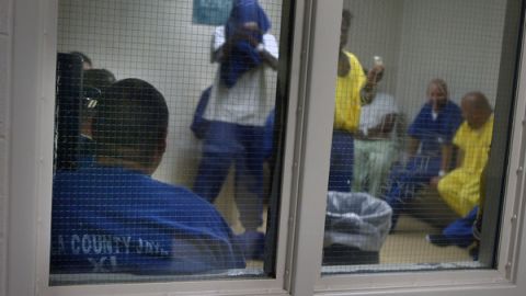 Indocumentados esperan su turno en la cárcel del condado antes de enfrentar proceso de deportación.