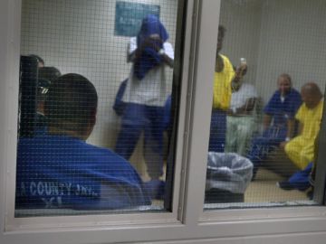 Indocumentados esperan su turno en la cárcel del condado antes de enfrentar proceso de deportación.