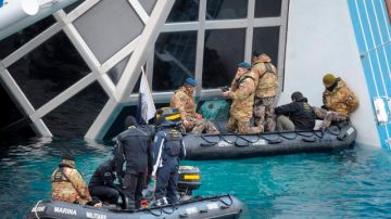 Miembros de la Guardia Costera italiana realizan labores de búsqueda de supervivientes del crucero Costa Concordia.