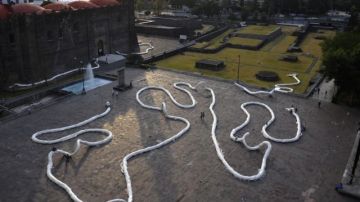 La obra del artista mexicano Rivelino, "Raíces", es vista en su inauguración, miércoles 18 de enero de 2012, en una zona de Ciudad de México.