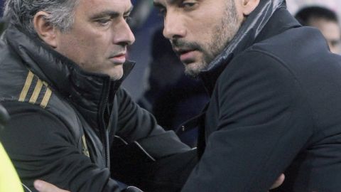 Mourinho (izq.) y Guardiola hacen obvio su desagrado al saludarse, sin siquiera voltear a verse, antes del inicio del Clásico de ayer.