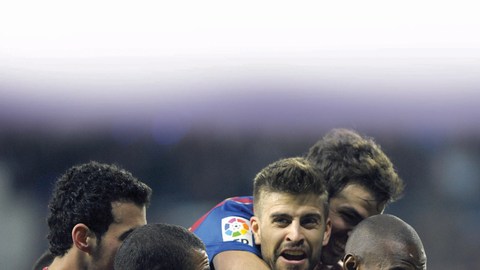 Abidal (segundo de der. a izq.), es sepultado por sus compañeros luego de anotar el gol del triunfo blaugrana tras un excelso pase de Lionel Messi (der.)