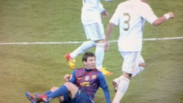 Momento en que Pepe pisa la mano de Lionel Messi, ayer en el Santiago Bernabéu, durante el encuentro de cuartos de final de la Copa del Rey.