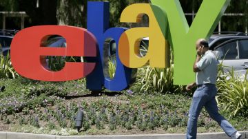 Un trabajador de eBay pasa al lado del nombre de la compañía, en su oficina central, en San José, California.
