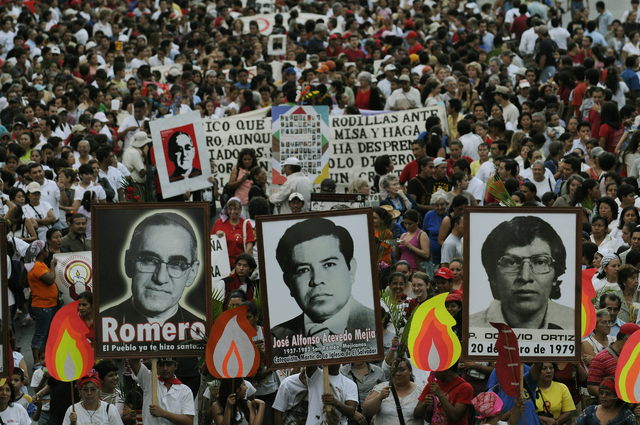 Foto de archivo de centenares de salvadoreños marchando durante el aniversario del asesinato de Arzobispo  Oscar Arnulfo Romero.