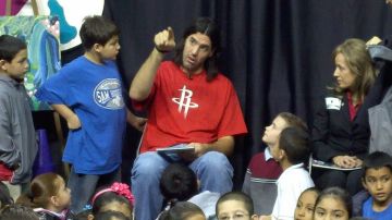 El basquetbolista Luis Scola leyó ante alumnos de Houston.