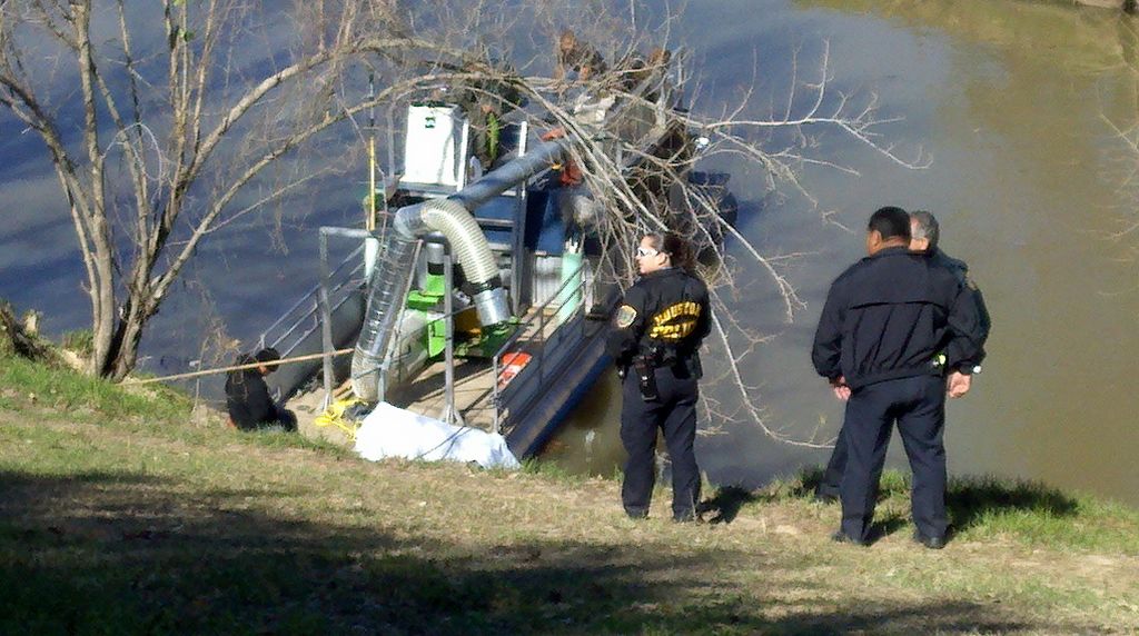 El cuerpo de un motociclista accidentado fue encontrado en el Buffalo Bayou.