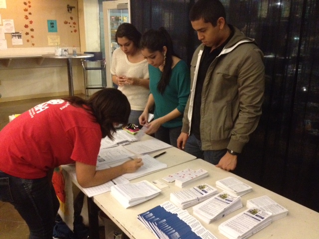 Colecta de firmas para la aprobación del proyecto de ley a favor de estudiantes indocumentados.