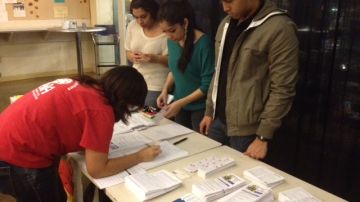 Colecta de firmas para la aprobación del proyecto de ley a favor de estudiantes indocumentados.